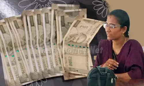 கோவில்பட்டியில் லஞ்சம் வாங்கிய நகராட்சி பெண் ஊழியர் கைது: ரூ.10 ஆயிரம் பறிமுதல் கோவில்பட்டியில் லஞ்சம் வாங்கிய நகராட்சி பெண் ஊழியர் கைது: ரூ.10 ஆயிரம் பறிமுதல்