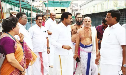 திருச்சானூர் பத்மாவதி தாயார் கோவிலில் வரலட்சுமி விரத பூஜை ஏற்பாடுகள்.. இணை அதிகாரி ஆய்வு திருச்சானூர் பத்மாவதி தாயார் கோவிலில் வரலட்சுமி விரத பூஜை ஏற்பாடுகள்.. இணை அதிகாரி ஆய்வு