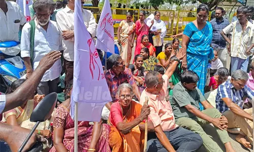 தூத்துக்குடி: மாற்றுத்திறனாளி குழந்தைகளின் கல்வி உரிமையை பாதுகாக்க வலியுறுத்தி தர்ணா போராட்டம்