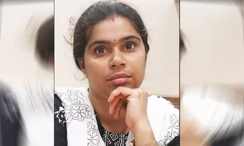 ஓடும் ரெயிலில் இருந்து தவறி விழுந்த கேரள பெண்: காப்பாற்ற யாரும் வராததால் உயிரிழந்த சோகம் ஓடும் ரெயிலில் இருந்து தவறி விழுந்த கேரள பெண்: காப்பாற்ற யாரும் வராததால் உயிரிழந்த சோகம்