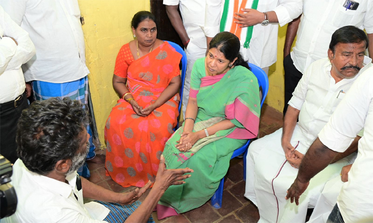 ஆணவக் கொலை:  கவின் இல்லத்திற்குச் சென்று அவரது பெற்றோருக்கு  எம்.பி. கனிமொழி ஆறுதல்