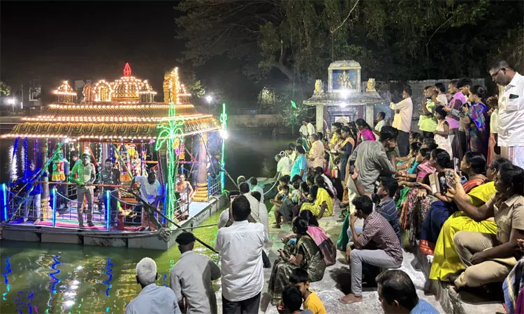 நாகை நீலாயதாட்சியம்மன் கோவிலில் தெப்ப உற்சவம்- திரளான பக்தர்கள் தரிசனம் நாகை நீலாயதாட்சியம்மன் கோவிலில் தெப்ப உற்சவம்- திரளான பக்தர்கள் தரிசனம்