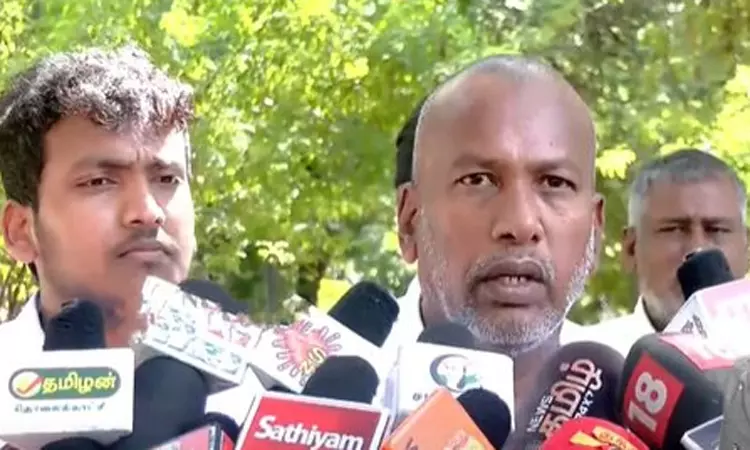 சமூக வலைதளங்களில் என் மகளை தவறாக சித்தரிக்கின்றனர் - ரிதன்யாவின் தந்தை புகார் சமூக வலைதளங்களில் என் மகளை தவறாக சித்தரிக்கின்றனர் - ரிதன்யாவின் தந்தை புகார்