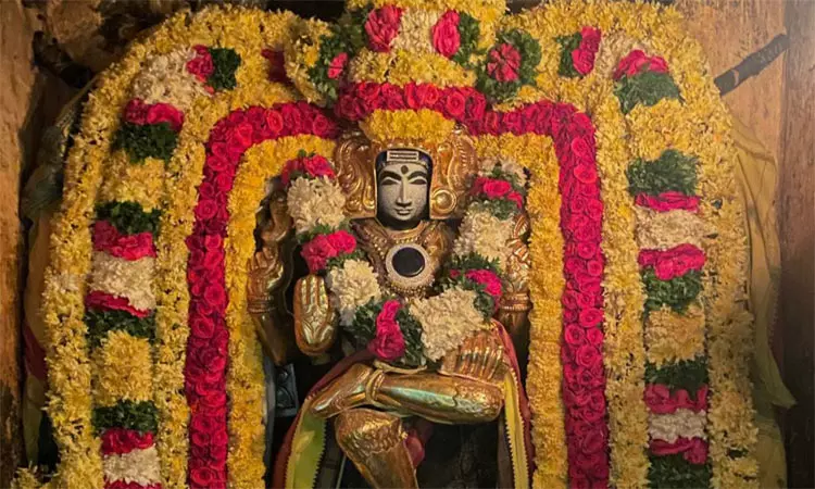 ஆலங்குடியில் குருவார வழிபாடு.. தங்க கவச அலங்காரத்தில் அருள்பாலித்த குரு பகவான் ஆலங்குடியில் குருவார வழிபாடு.. தங்க கவச அலங்காரத்தில் அருள்பாலித்த குரு பகவான்