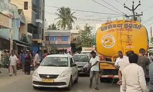சென்னையில் தாறுமாறாக ஓடிய தண்ணீர் லாரி மோதி இருவர் பலி சென்னையில் தாறுமாறாக ஓடிய தண்ணீர் லாரி மோதி இருவர் பலி