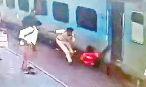 ஈரோடு: ஓடும் ரெயிலில் இறங்க முயன்று நடைமேடைக்கு இடையே சிக்கிய பயணி ஈரோடு: ஓடும் ரெயிலில் இறங்க முயன்று நடைமேடைக்கு இடையே சிக்கிய பயணி