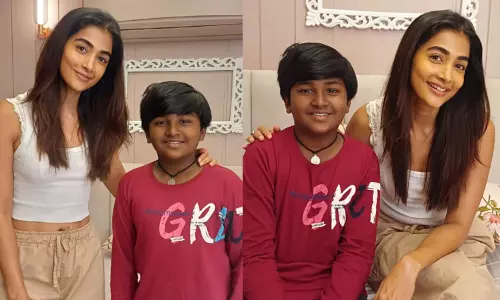 பூஜா ஹெக்டேவுடன் எடுத்த புகைப்படங்களை பகிர்ந்த டூரிஸ்ட் பேமிலி கமலேஷ்