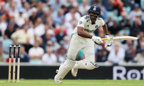 இந்தியா-இங்கிலாந்து 5-வது டெஸ்ட்: மழை காரணமாக நிறுத்தப்பட்ட ஆட்டம் மீண்டும் தொடக்கம்