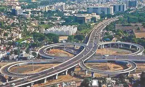 கத்திப்பாரா மேம்பாலத்தில் இருந்து குதித்து வாலிபர் தற்கொலை முயற்சி - மருத்துவமனையில் அனுமதி