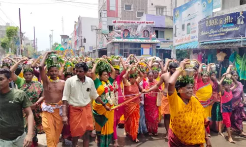 ஆடித் திருவிழா: சீர்காழி இரட்டை காளியம்மன் கோவிலில் பால்குட வழிபாடு ஆடித் திருவிழா: சீர்காழி இரட்டை காளியம்மன் கோவிலில் பால்குட வழிபாடு