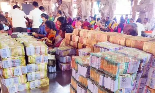 கள்ளழகர் கோவிலில் ரூ.53 லட்சம் உண்டியல் காணிக்கை கள்ளழகர் கோவிலில் ரூ.53 லட்சம் உண்டியல் காணிக்கை