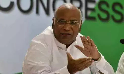 மாநிலங்களவையின் மையப்பகுதிக்கு பாதுகாப்பு படையினர் வருவதா? மல்லிகார்ஜூன கார்கே கண்டனம்