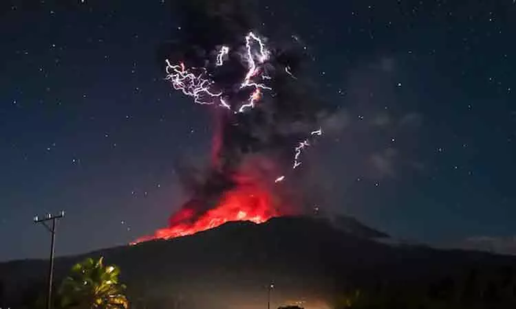 இந்தோனேசியாவில் 20 கிலோமீட்டர் உயரத்துக்கு வெடித்து சிதறிய எரிமலை - விமானங்கள் பறக்க தடை