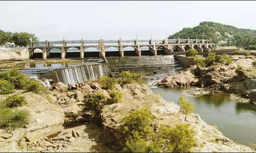 மேட்டூர் அணையின் 16 கண் மதகுகள் வழியாக தண்ணீர் திறப்பு நிறுத்தம் மேட்டூர் அணையின் 16 கண் மதகுகள் வழியாக தண்ணீர் திறப்பு நிறுத்தம்