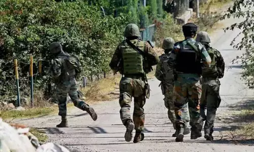 ஜம்மு காஷ்மீர்: என்கவுன்ட்டரில் 2 பயங்கரவாதிகள் சுட்டுக்கொலை ஜம்மு காஷ்மீர்: என்கவுன்ட்டரில் 2 பயங்கரவாதிகள் சுட்டுக்கொலை