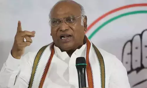 தேர்தல் ஆணையம் பிரதமர் மோடியின் கைப்பாவை ஆகிவிட்டது - மல்லிகார்ஜுன் கார்கே தேர்தல் ஆணையம் பிரதமர் மோடியின் கைப்பாவை ஆகிவிட்டது - மல்லிகார்ஜுன் கார்கே