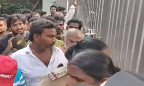 கூலி இசை வெளியீட்டு விழா: போலீசாருடன் ரசிகர்கள் வாக்குவாதம் கூலி இசை வெளியீட்டு விழா: போலீசாருடன் ரசிகர்கள் வாக்குவாதம்