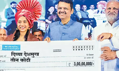 உலகக் கோப்பை செஸ் போட்டியில் சாம்பியன் பட்டம் வென்ற  திவ்யாவுக்கு ரூ.3 கோடி ஊக்கத்தொகை