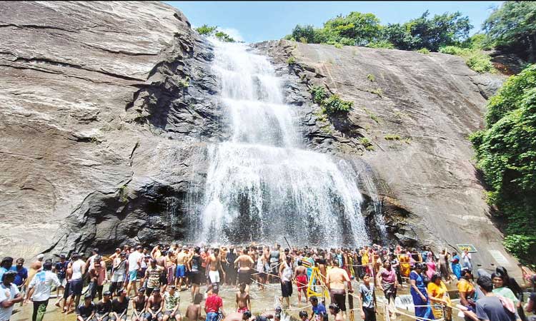 குற்றால அருவிகளில் ஆர்ப்பரித்து கொட்டும் தண்ணீர்... சுற்றுலா பயணிகள் ஆனந்த குளியல்