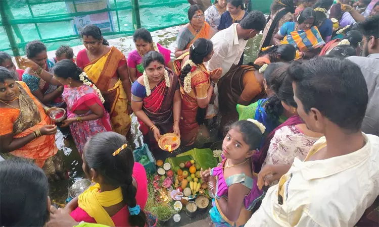 காவிரி கரையோரம் ஆடிப்பெருக்கு விழா கோலாகலம்