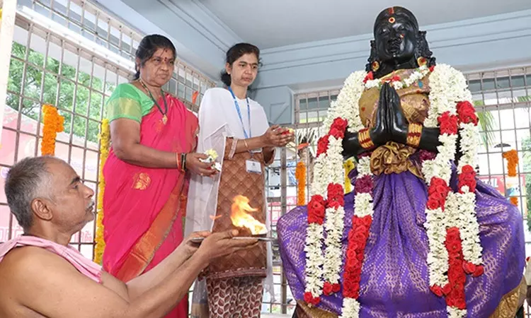 தரிகொண்ட வெங்கமாம்பா நினைவு நாள்.. திருப்பதியில் புஷ்பாஞ்சலி