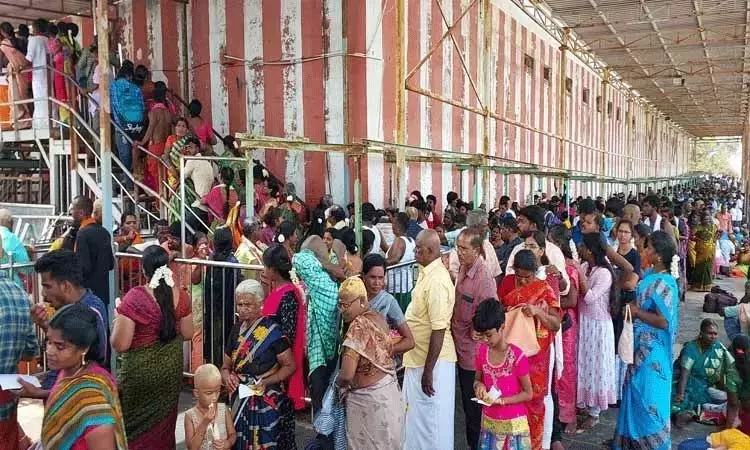 திருச்செந்தூர் முருகன் கோவிலில் குவிந்த பக்தர்கள்: நீண்ட வரிசையில் நின்று சாமி தரிசனம் திருச்செந்தூர் முருகன் கோவிலில் குவிந்த பக்தர்கள்: நீண்ட வரிசையில் நின்று சாமி தரிசனம்