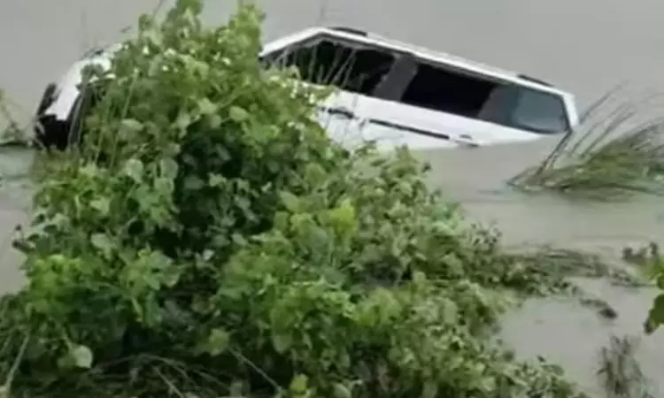 கால்வாயில் கார் கவிழ்ந்து விபத்து: 11 பேர் உயிரிழப்பு கால்வாயில் கார் கவிழ்ந்து விபத்து: 11 பேர் உயிரிழப்பு