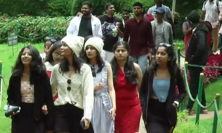 வார விடுமுறையை முன்னிட்டு ஊட்டியில் குவிந்த சுற்றுலா பயணிகள்