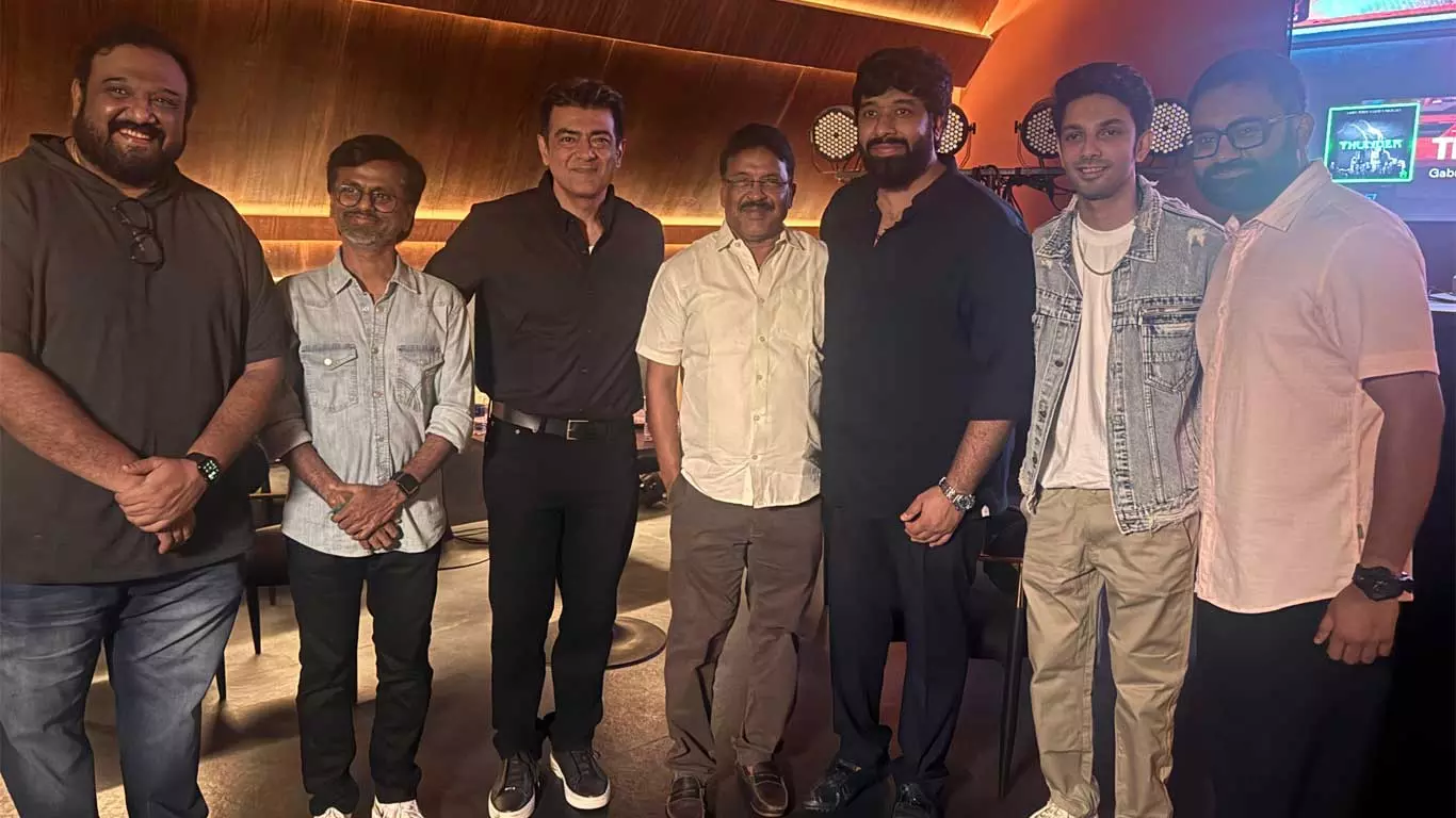 நண்பர்கள் தினத்தையொட்டி தன்னுடன் பணியாற்றிய இயக்குநர்கள் புகைப்படத்தை பகிர்ந்த அஜித்