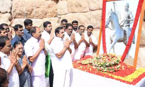 தீரன் சின்னமலை நினைவு தினம்: எடப்பாடி பழனிசாமி மரியாதை தீரன் சின்னமலை நினைவு தினம்: எடப்பாடி பழனிசாமி மரியாதை