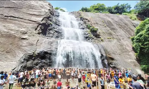 குற்றால அருவிகளில் ஆர்ப்பரித்து கொட்டும் தண்ணீர்... சுற்றுலா பயணிகள் ஆனந்த குளியல்