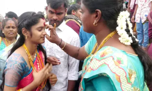 காவிரி கரையோரம் ஆடிப்பெருக்கு விழா கோலாகலம் காவிரி கரையோரம் ஆடிப்பெருக்கு விழா கோலாகலம்