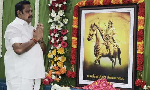 சுதந்திரப் போராட்ட வீரர் தீரன் சின்னமலை உருவப் படத்திற்கு எடப்பாடி பழனிசாமி மரியாதை சுதந்திரப் போராட்ட வீரர் தீரன் சின்னமலை உருவப் படத்திற்கு எடப்பாடி பழனிசாமி மரியாதை