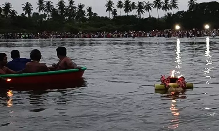 காவிரி ஆற்றில் மோட்ச தீபம்.. ஏராளமான பக்தர்கள் வழிபாடு