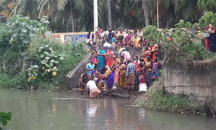 குலசேகரபுரத்தில் முளைப்பாரி ஊர்வலம்.. ஆற்றில் அகல்விளக்கு மிதக்க விட்டு கரைத்தனர்