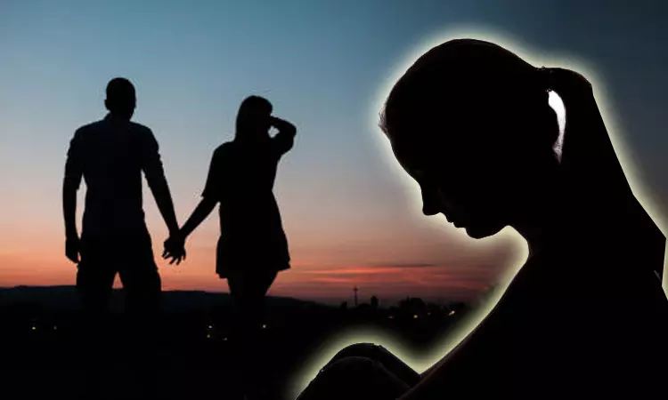 கள்ளக்காதலியுடன் சேர்ந்து கொடுமை... நிற்கதியாக நிற்கிறேன்... காதல் கணவர் மீது பெண் புகார்