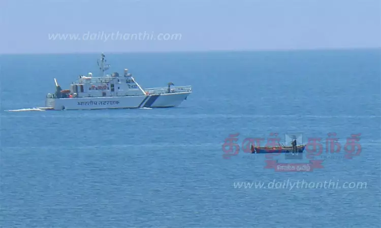 மீனவர்கள் கைது செய்யப்படுவதை தடுக்க கடலோர காவல் படையினர் தீவிர ரோந்து