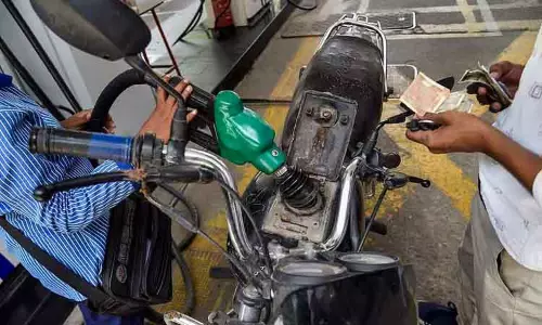 சென்னையில் இன்றைய பெட்ரோல், டீசல் விலை நிலவரம் சென்னையில் இன்றைய பெட்ரோல், டீசல் விலை நிலவரம்