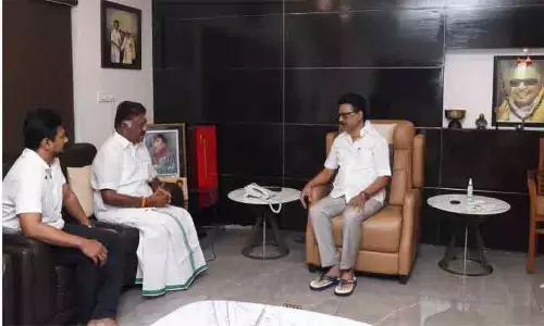 முதல்-அமைச்சர் மு.க.ஸ்டாலினை சந்தித்ததில் அரசியல் இல்லை - ஓ.பன்னீர் செல்வம் முதல்-அமைச்சர் மு.க.ஸ்டாலினை சந்தித்ததில் அரசியல் இல்லை - ஓ.பன்னீர் செல்வம்