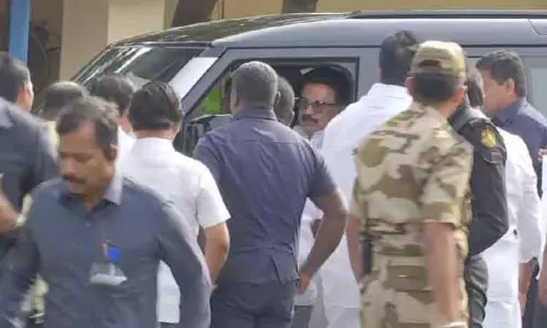 சென்னையில் இருந்து தூத்துக்குடி புறப்பட்டார் முதல்-அமைச்சர் மு.க.ஸ்டாலின் சென்னையில் இருந்து தூத்துக்குடி புறப்பட்டார் முதல்-அமைச்சர் மு.க.ஸ்டாலின்