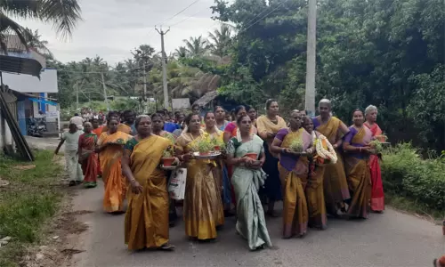 குலசேகரபுரத்தில் முளைப்பாரி ஊர்வலம்.. ஆற்றில் அகல்விளக்கு மிதக்க விட்டு கரைத்தனர்