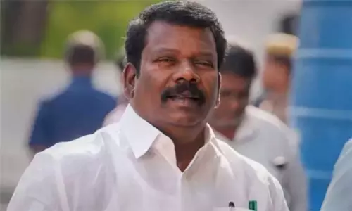 சுதா எம்.பி.யிடம் செயின் பறிப்பு: தலைநகரின் சட்டம் ஒழுங்கு கேள்விக்குறியாக இருக்கிறது - செல்வப்பெருந்தகை சுதா எம்.பி.யிடம் செயின் பறிப்பு: தலைநகரின் சட்டம் ஒழுங்கு கேள்விக்குறியாக இருக்கிறது - செல்வப்பெருந்தகை
