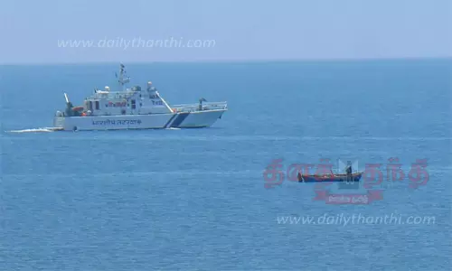 மீனவர்கள் கைது செய்யப்படுவதை தடுக்க கடலோர காவல் படையினர் தீவிர ரோந்து மீனவர்கள் கைது செய்யப்படுவதை தடுக்க கடலோர காவல் படையினர் தீவிர ரோந்து
