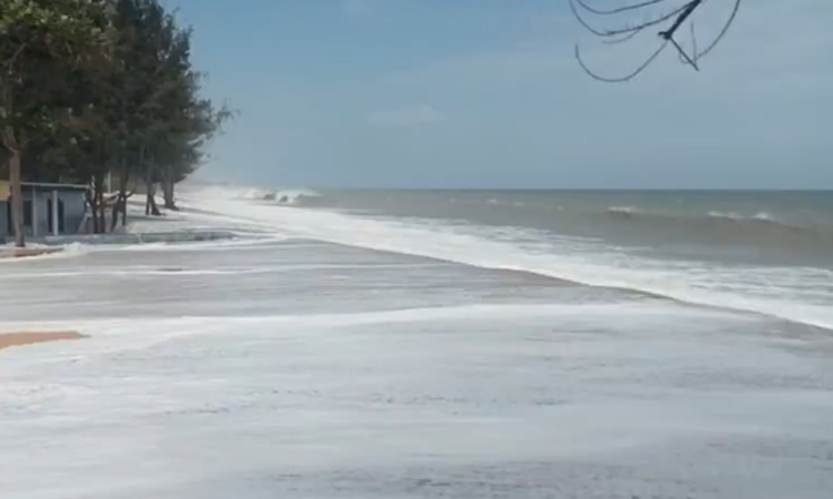 குமரி லெமூர் பீச் பகுதியில் கடல் சீற்றம்:  2-வது நாளாக சுற்றுலாப் பயணிகளுக்கு தடை