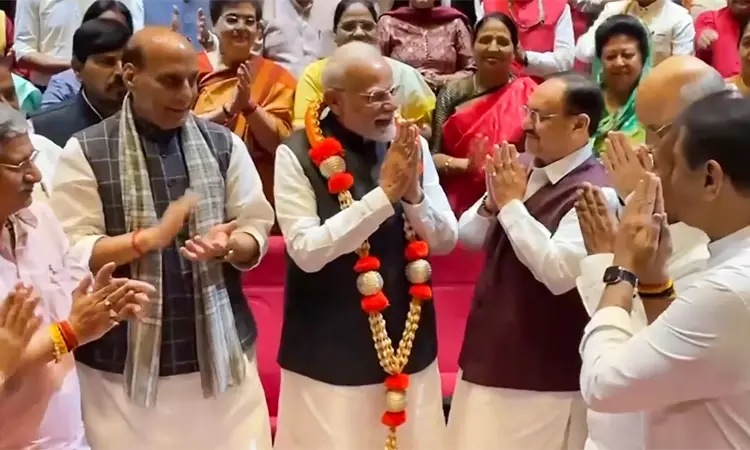 தேசிய ஜனநாயக கூட்டணியின் நாடாளுமன்றக்குழு கூட்டத்தில் பிரதமர் மோடிக்கு பாராட்டு தேசிய ஜனநாயக கூட்டணியின் நாடாளுமன்றக்குழு கூட்டத்தில் பிரதமர் மோடிக்கு பாராட்டு