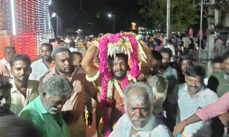 தேவகோட்டை முத்துமாரியம்மன் கோவிலில் பூச்சொரிதல் விழா தேவகோட்டை முத்துமாரியம்மன் கோவிலில் பூச்சொரிதல் விழா