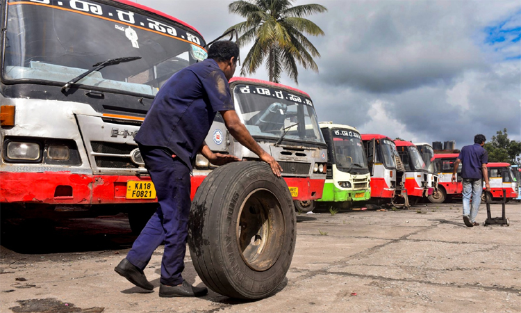 கர்நாடகாவில் பஸ் ஊழியர்கள் வேலை நிறுத்தம்; பயணிகள் அவதி கர்நாடகாவில் பஸ் ஊழியர்கள் வேலை நிறுத்தம்; பயணிகள் அவதி