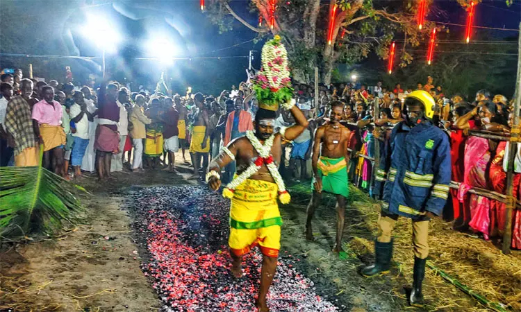 நாகை: வாழ்மங்கலம் திரெளபதி அம்மன் கோவிலில் தீமிதி திருவிழா