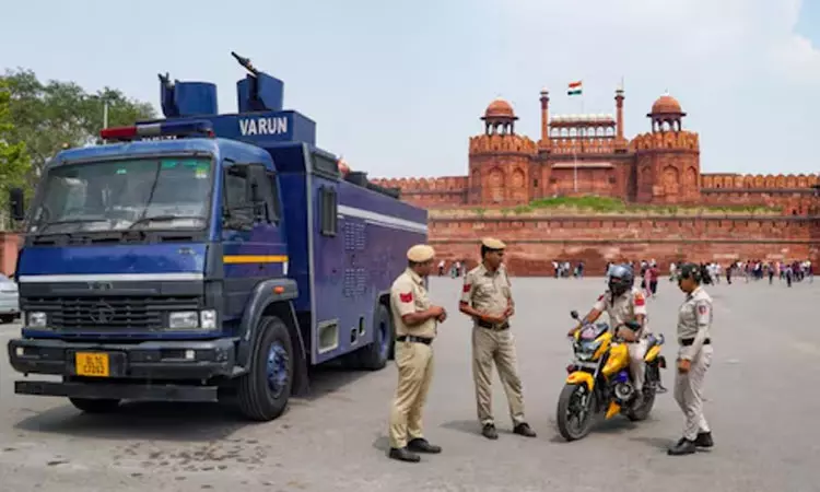 டெல்லி செங்கோட்டை வளாகத்திற்குள் நுழைய முயன்ற வங்காள தேசத்தினர் 5 பேர் கைது டெல்லி செங்கோட்டை வளாகத்திற்குள் நுழைய முயன்ற வங்காள தேசத்தினர் 5 பேர் கைது