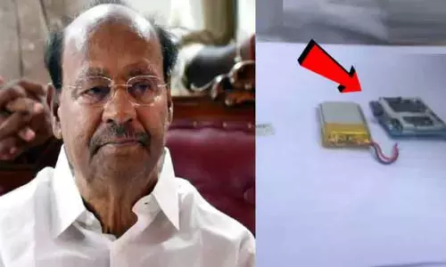 டாக்டர் ராமதாசின் தொலைபேசி ஹேக் செய்யப்பட்டதாக புகார் டாக்டர் ராமதாசின் தொலைபேசி ஹேக் செய்யப்பட்டதாக புகார்